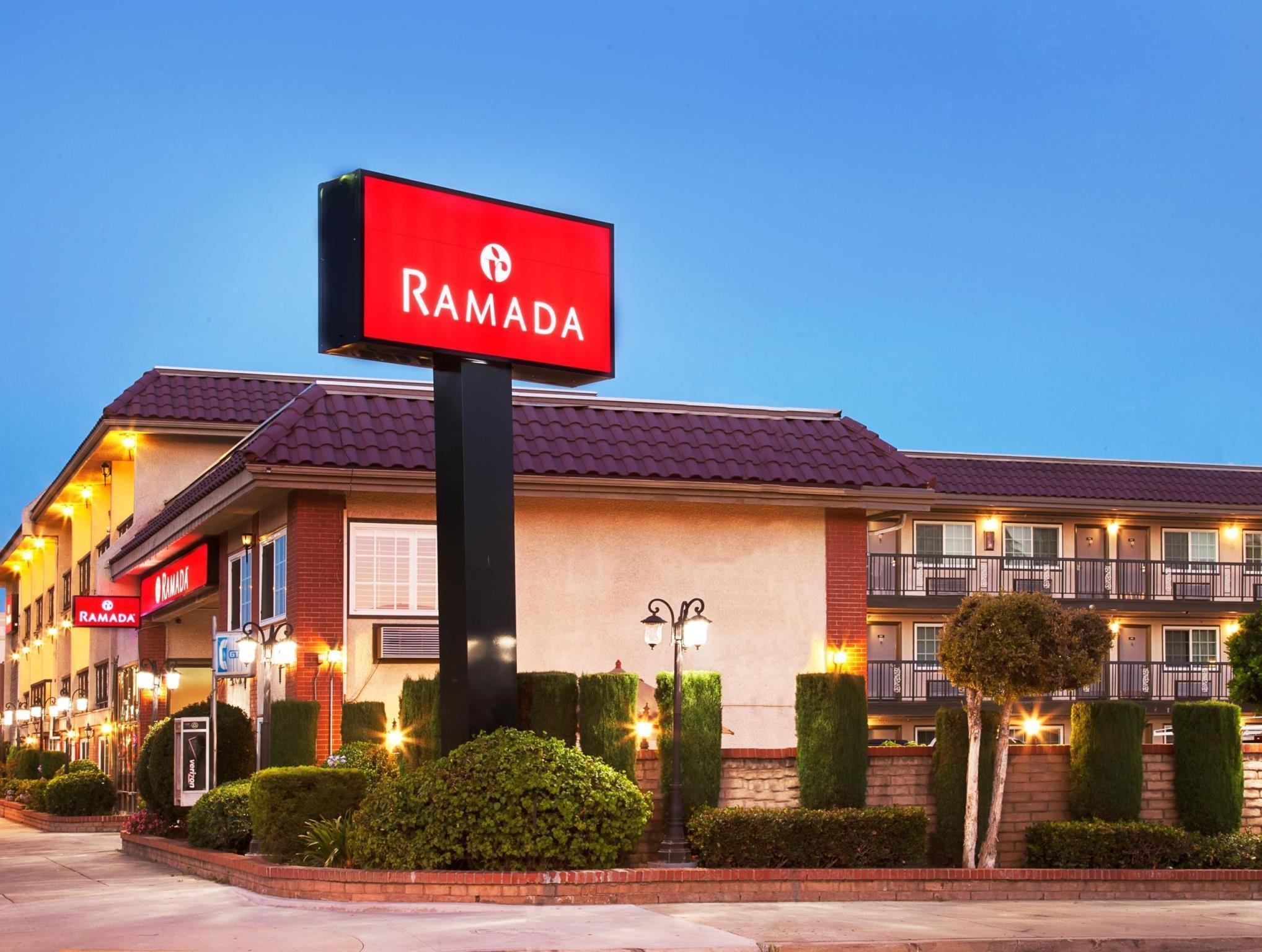 Hôtel Ramada By Wyndham Pasadena Extérieur photo