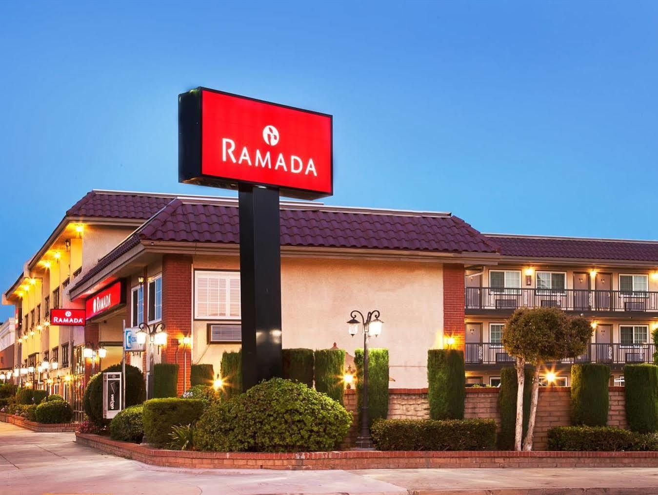 Hôtel Ramada By Wyndham Pasadena Extérieur photo